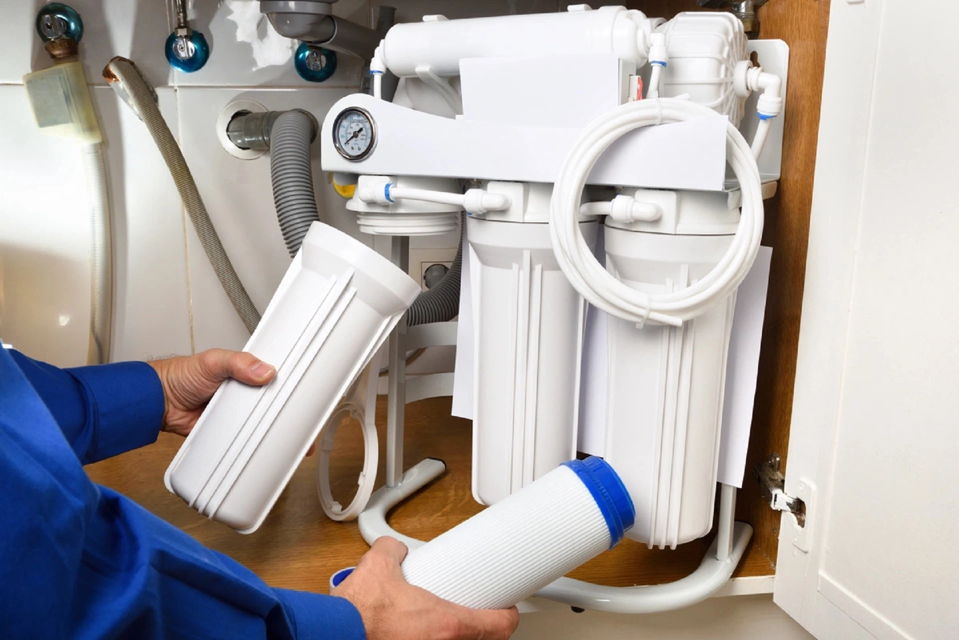 Lavabo su filtresi takan servis teknisyeni